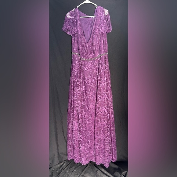 MAC DUGGAL 67761 NWT
Embellished Flutter Sleeve Evening Gown (Plus) - Picture 4 of 6